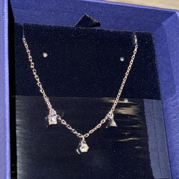 Gorgeous Swarovski Simple Necklace - Picture 5 of 7